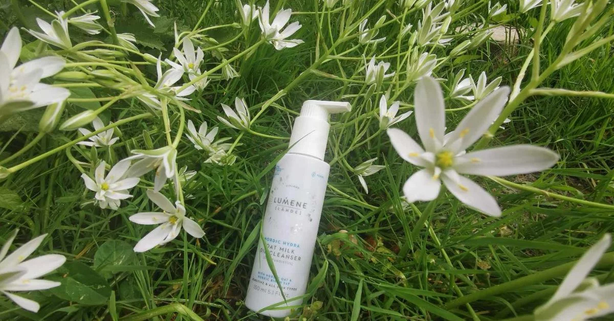 LUMENE OAT MILK OIL CLEANSER REVIEW with flowers